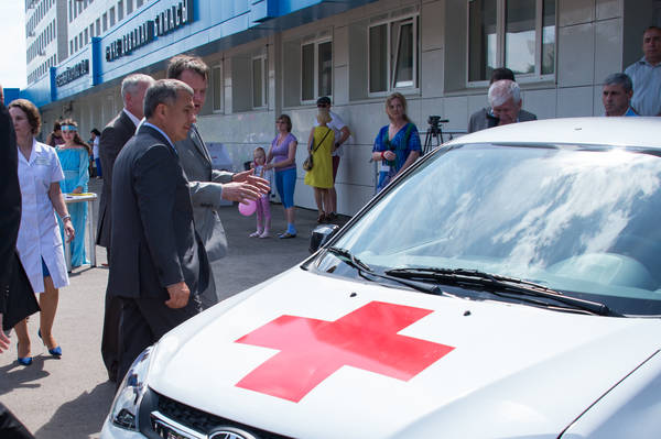 Рустам Минниханов вручил детским поликлиникам Татарстана ключи от 28 новых автомобилей